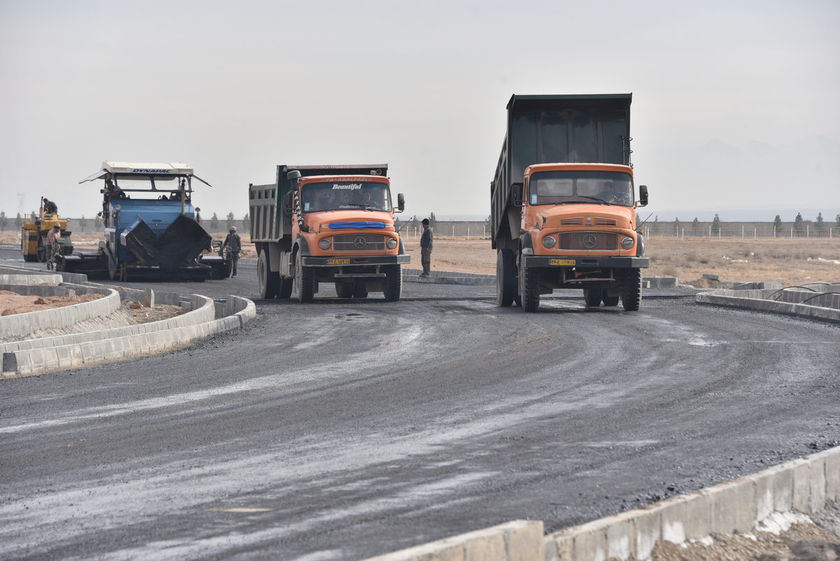 عملیات آسفالت ریزی خیابان دسترسی خوابگاه دانشجویی به مجموعه ورزشی دانشگاه انجام شد