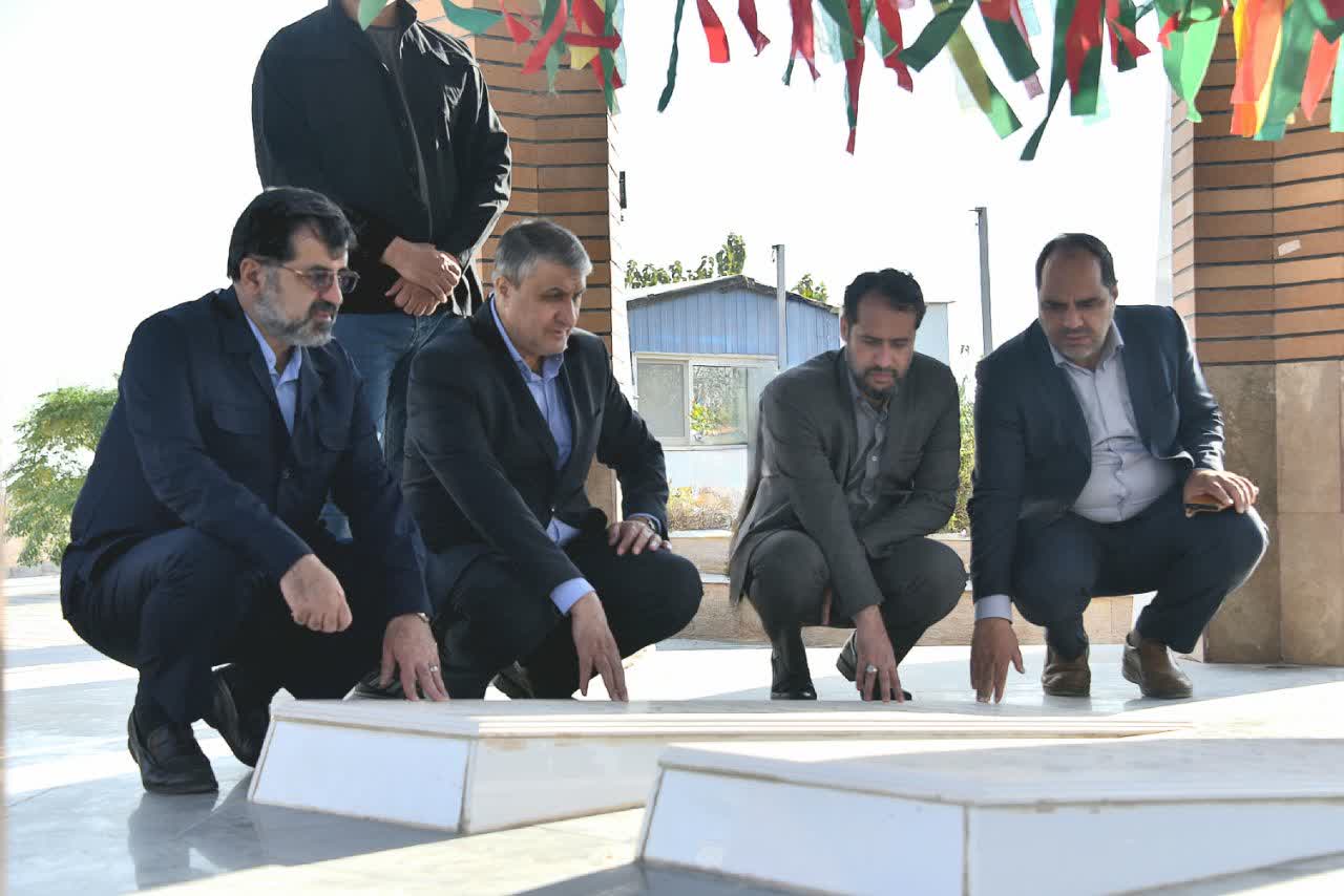 بازدید رییس سازمان انرژی اتمی ایران از دانشگاه حضرت معصومه علیهاالسلام و انعقاد تفاهم‌نامه همکاری میان دانشگاه و شرکت دانش بنیان توسعه فناوری پلاسما با حضور استاندار و مدیران استان قم