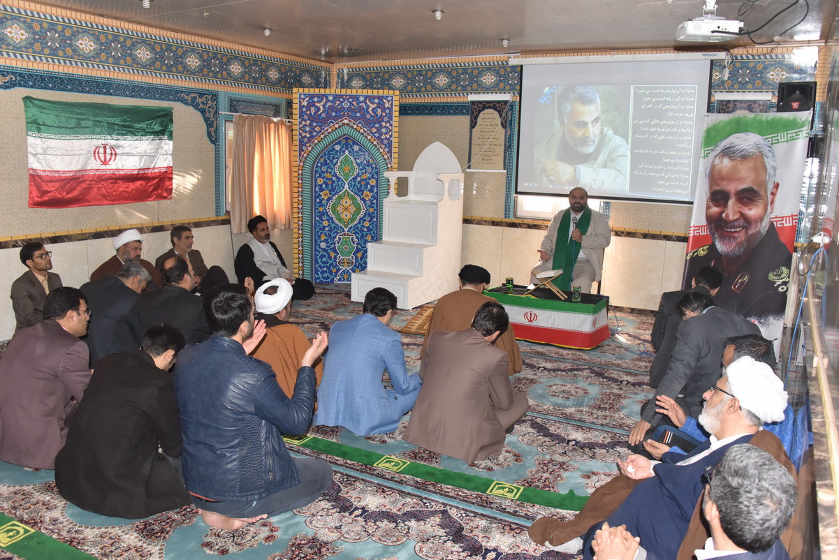 98/11/21- مراسم چهلمین روز شهادت سردار سلیمانی با سخنرانی حجت الاسلام و المسلمین آخوند زاده و مداحی سید علی حسینی نژاد در مجموعه فرهنگی کریمه اهل بیت (س) برگزار شد